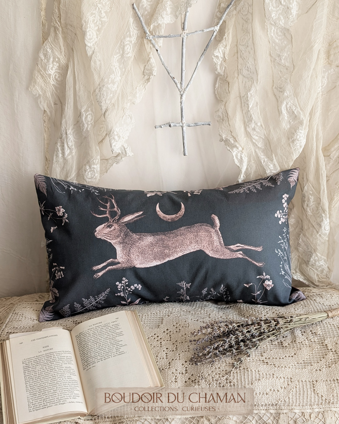 la housse de coussin Esprit d'Eostre. 50X30cm illustration originale du Boudoir