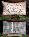 la housse de coussin Hobbit Hole Tartan d'hiver vert et rouge.  50X30cm illustration originale du boudoir