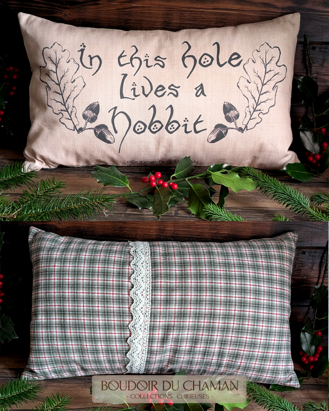 la housse de coussin Hobbit Hole Tartan d'hiver vert et rouge.  50X30cm illustration originale du boudoir