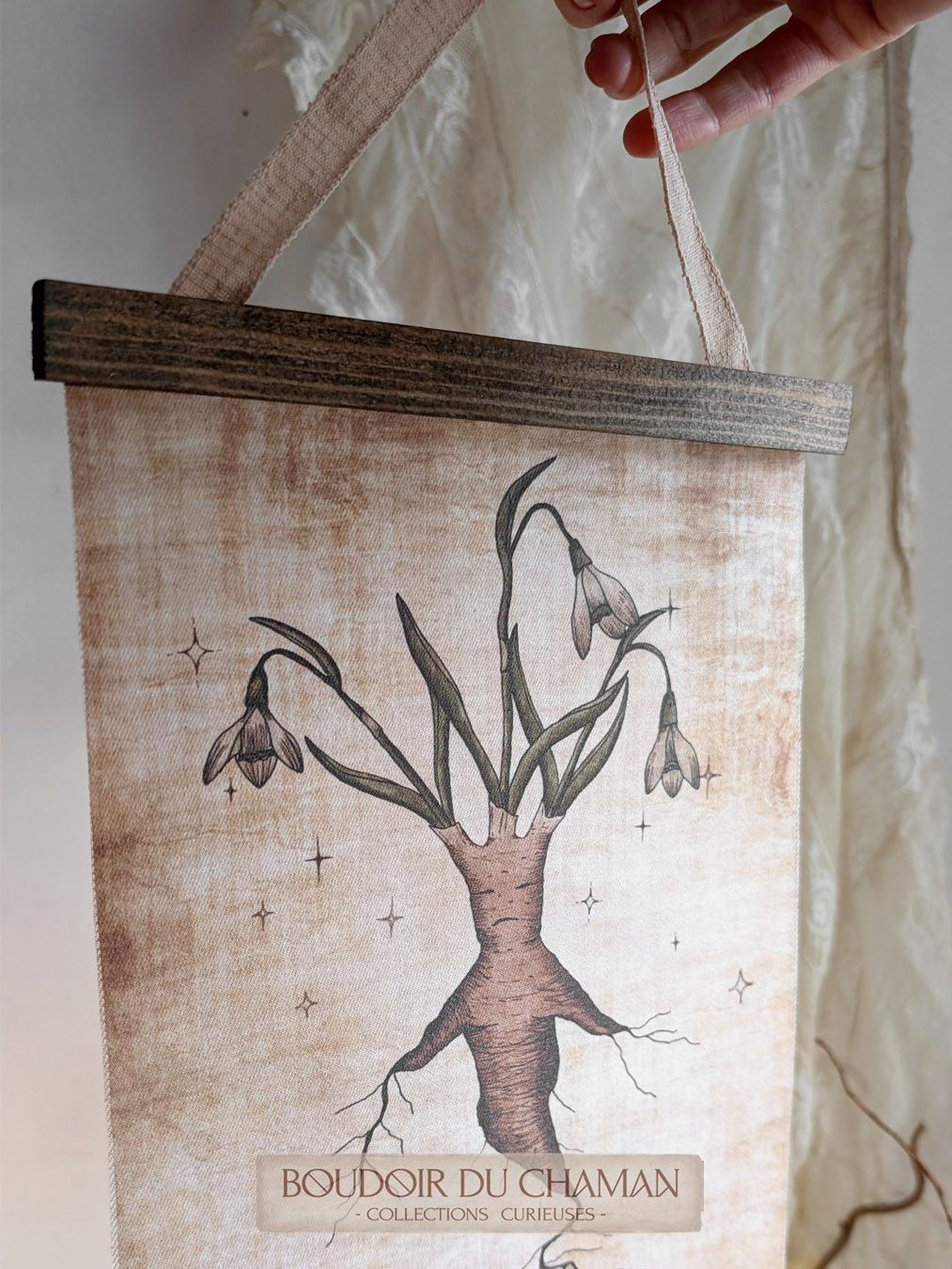 la tenture Mandragore Perce-Neige lin . illustration originale du Boudoir – Image 5