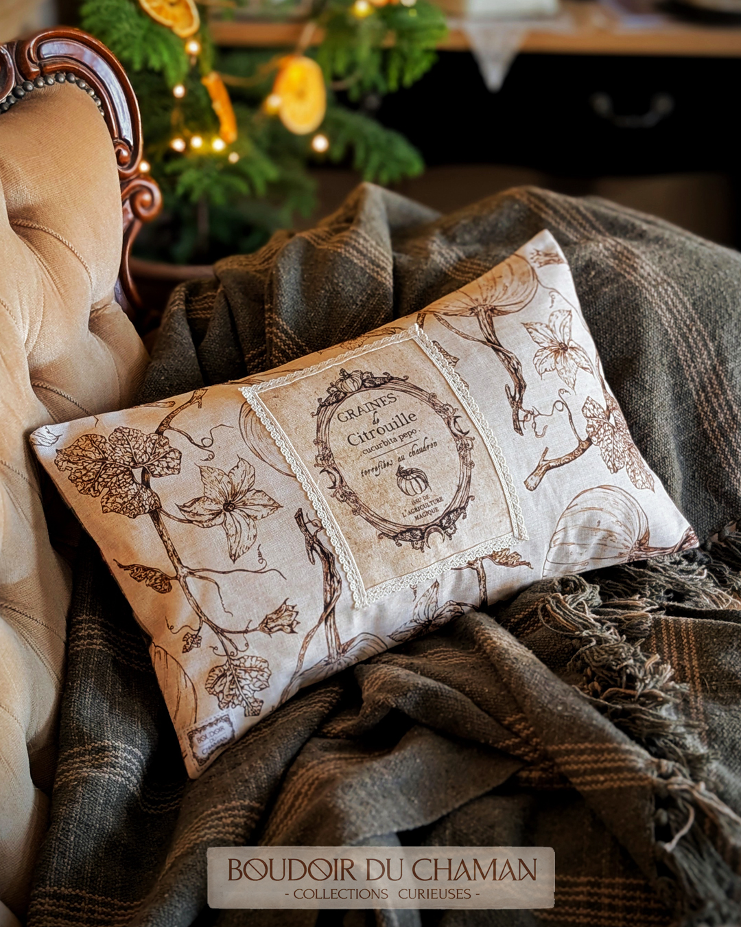 la housse de coussin Graines de Citrouilles Fleurs de Courge et dentelle dos Tartan rouge . illustration originale du Boudoir 50X30cm – Image 2