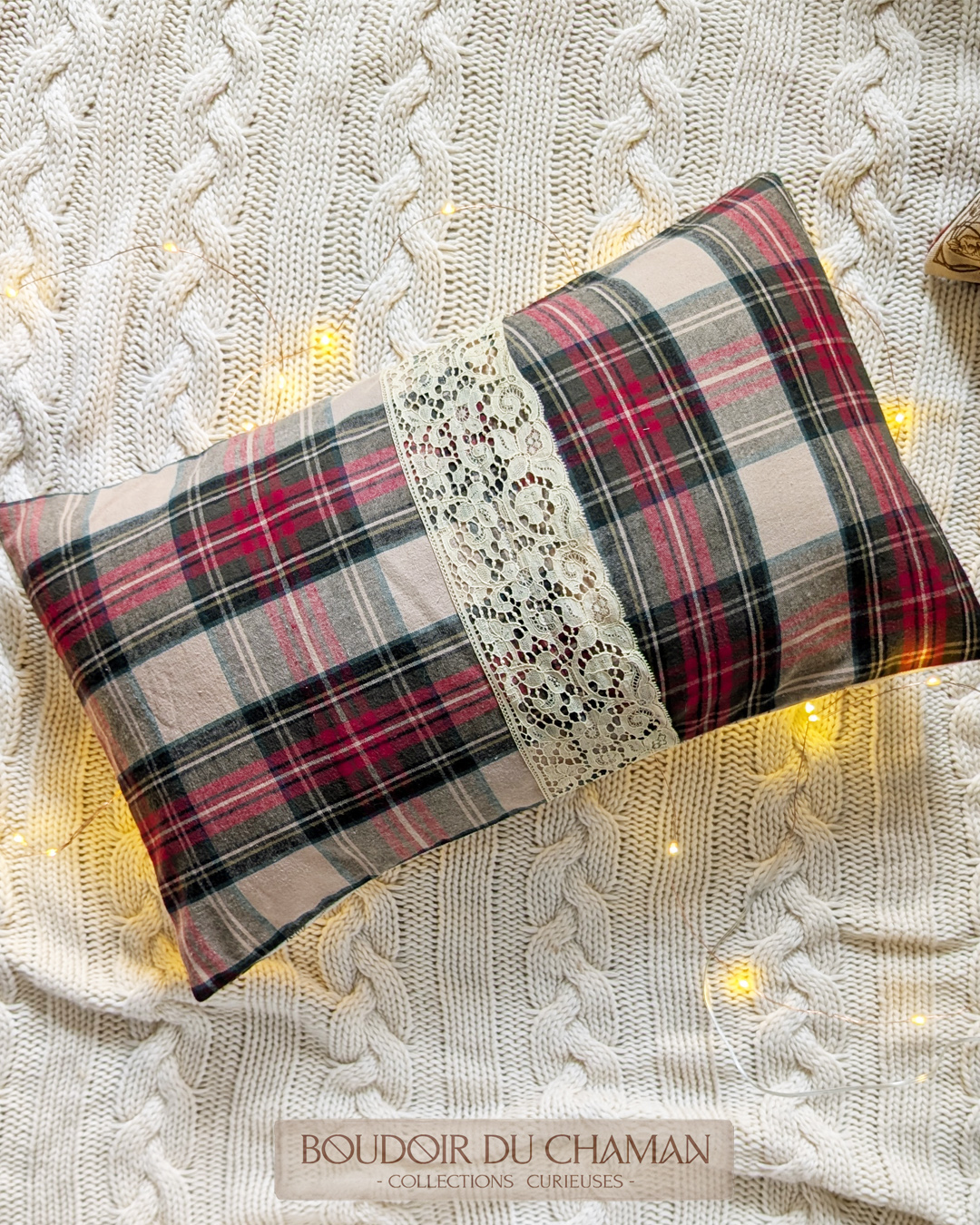 la housse de coussin Graines de Citrouilles Fleurs de Courge et dentelle dos Tartan rouge . illustration originale du Boudoir 50X30cm – Image 5