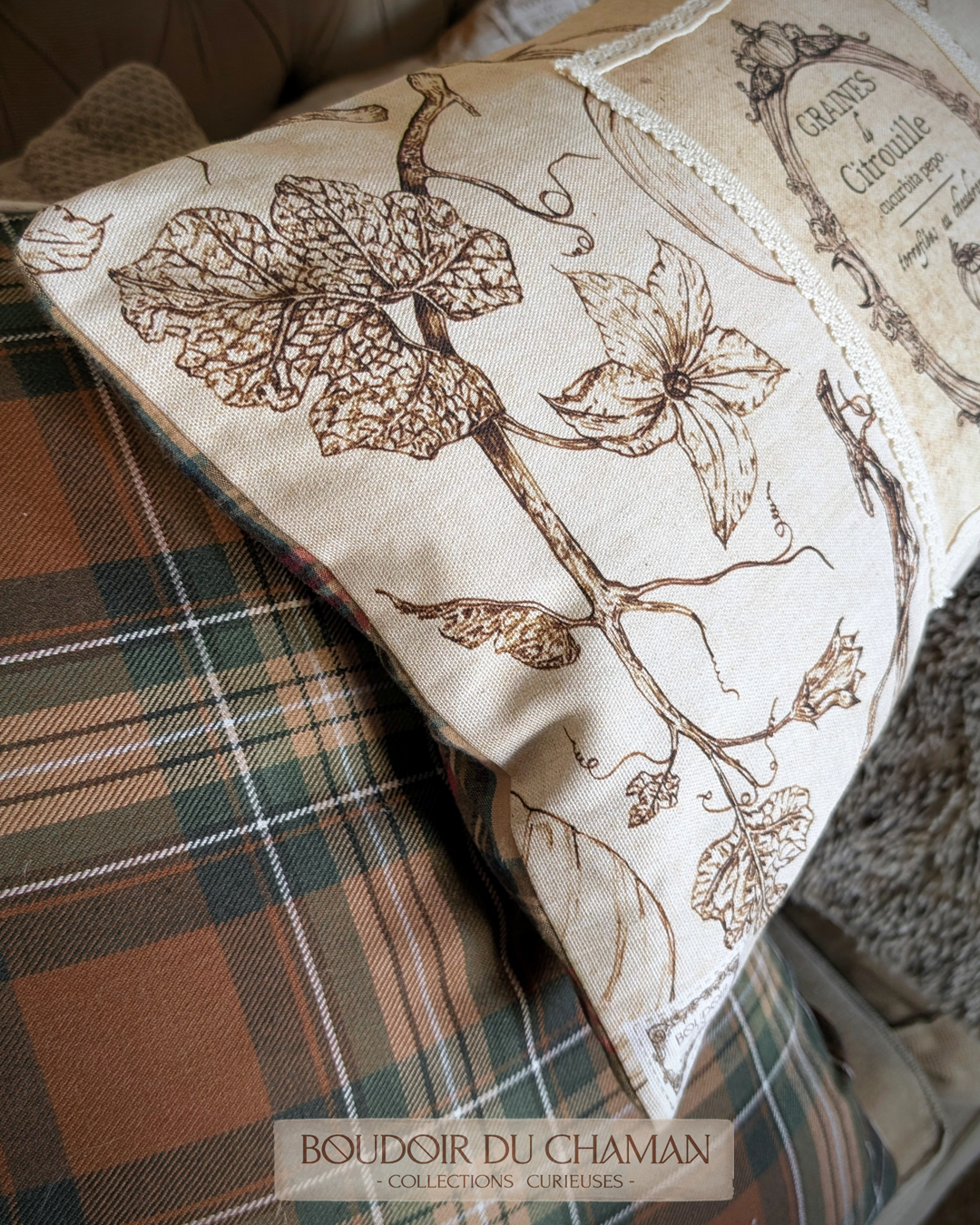 la housse de coussin Graines de Citrouilles Fleurs de Courge et dentelle dos Tartan rouge . illustration originale du Boudoir 50X30cm – Image 4