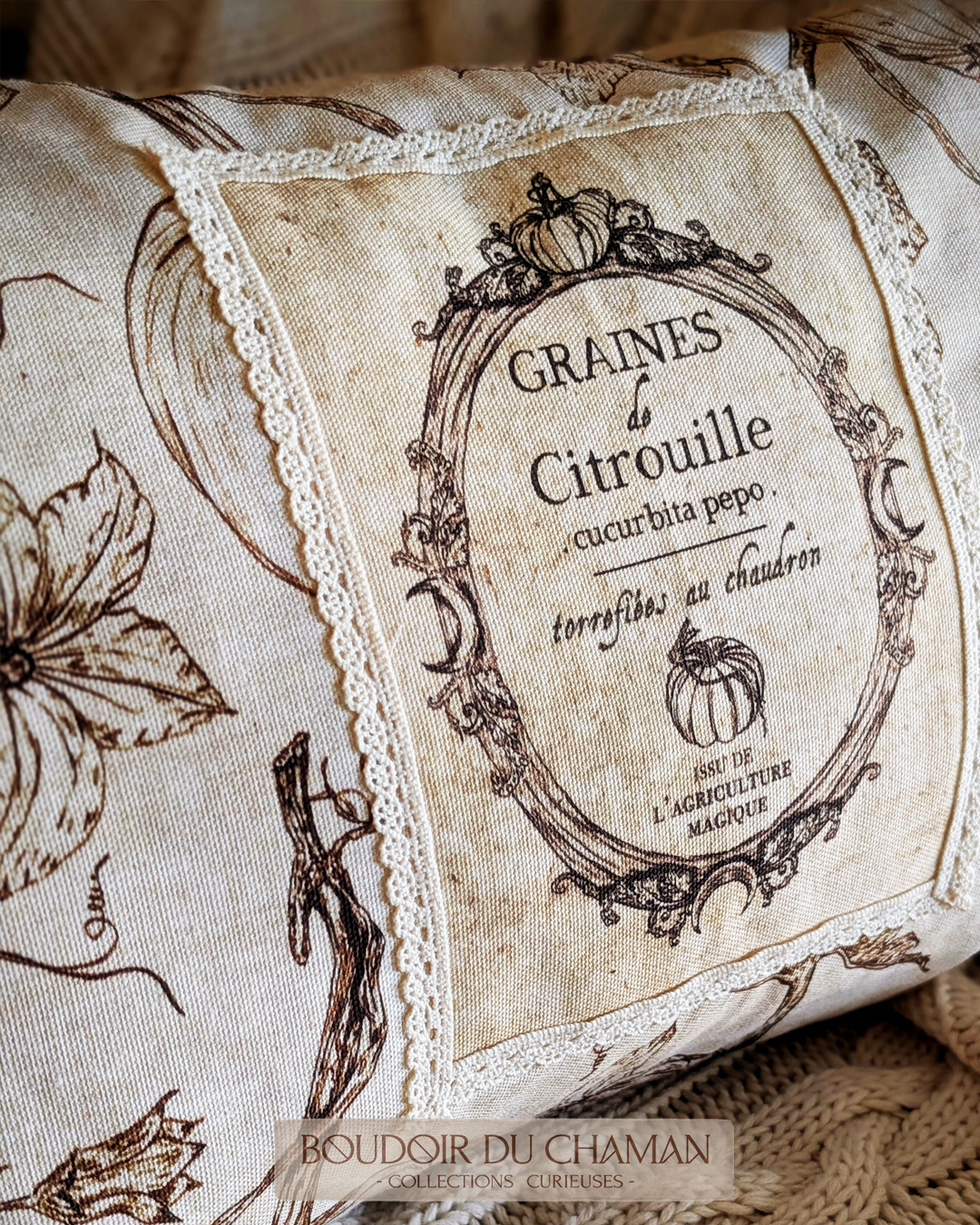 la housse de coussin Graines de Citrouilles Fleurs de Courge et dentelle dos Tartan rouge . illustration originale du Boudoir 50X30cm – Image 3