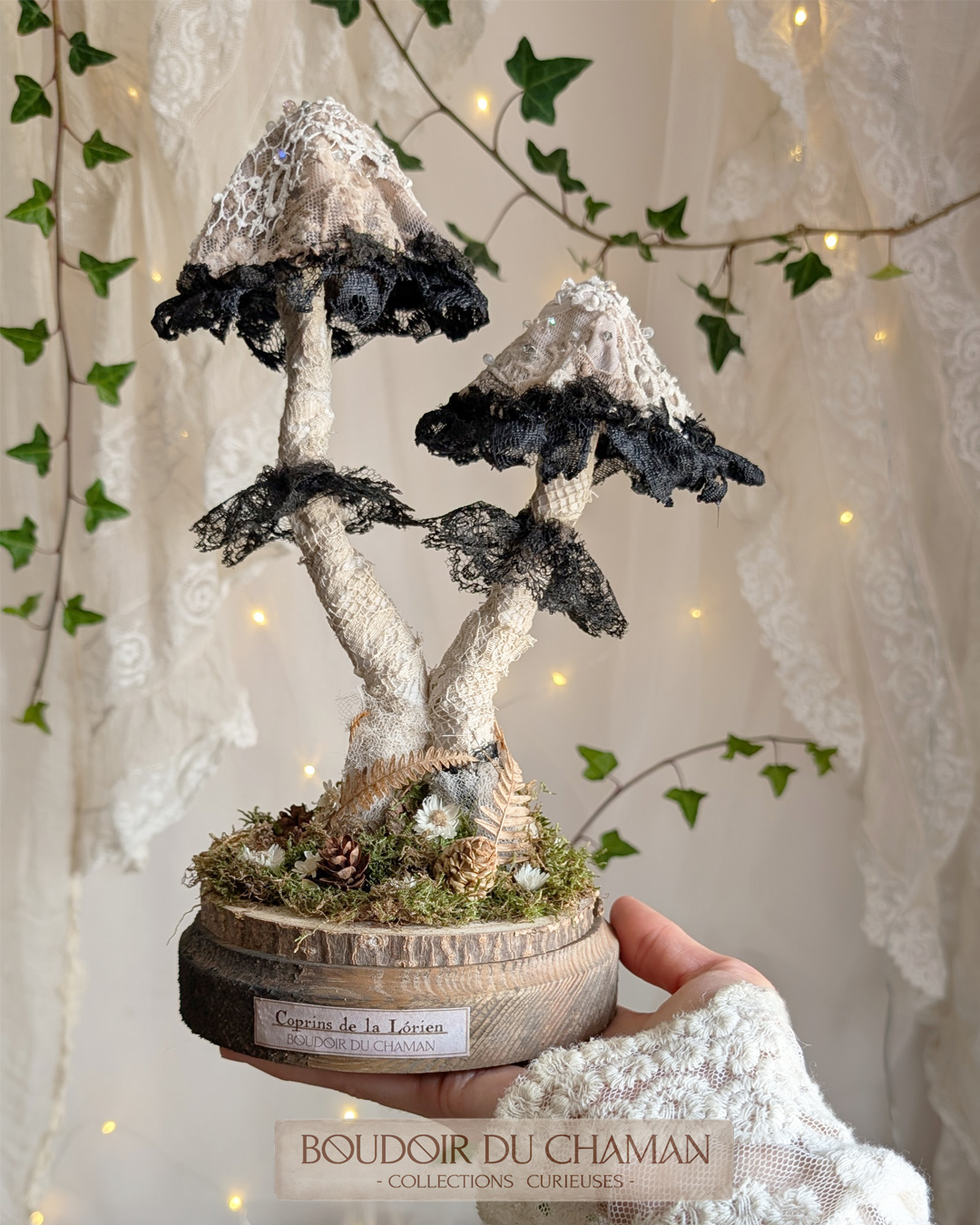 Coprin de la Lorien Athelas (26cm) . sculpture de champignon dentelle ancienne & quartz pied tourné à la main