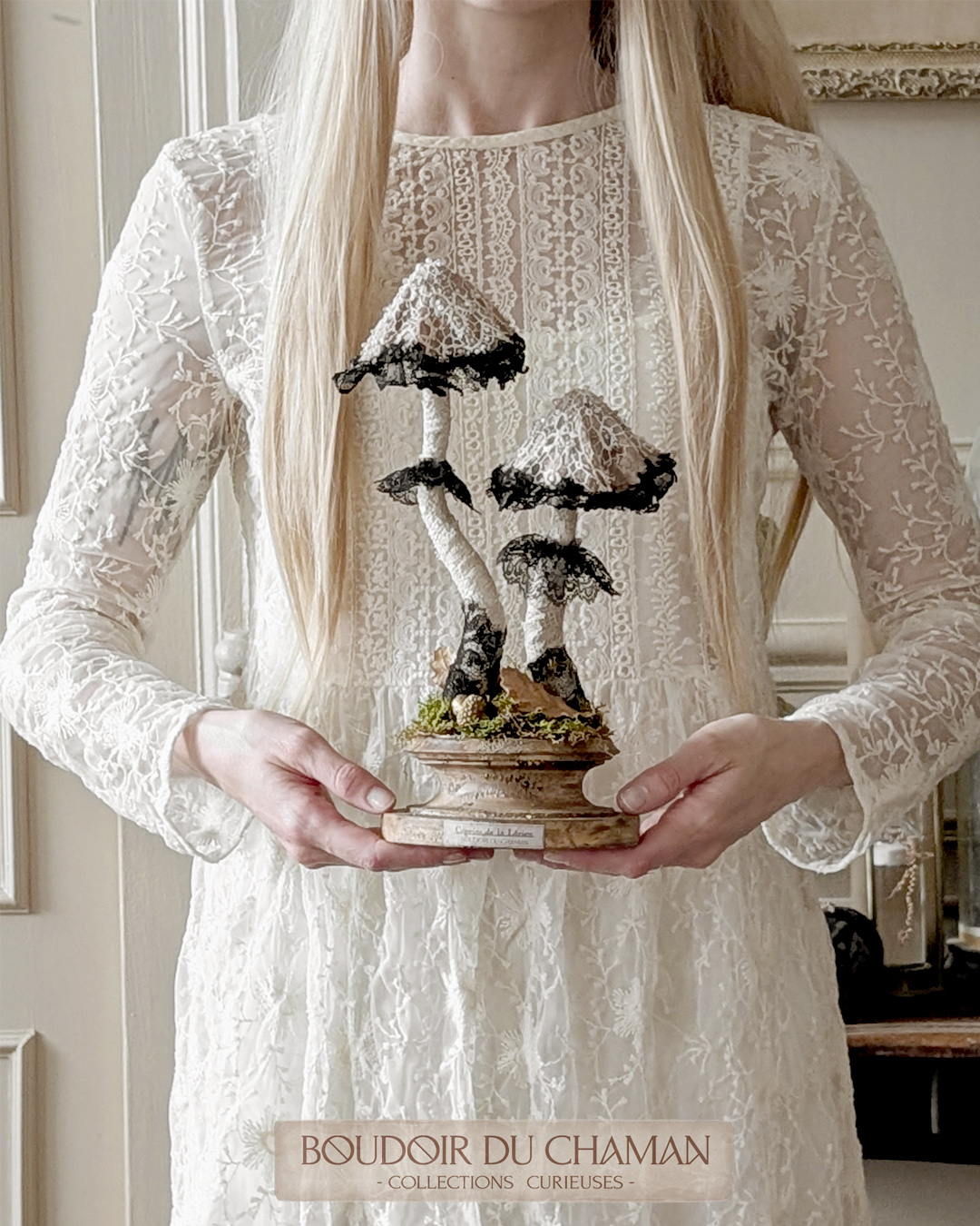 Coprin de la Lorien socle haut (30cm) . sculpture de champignon dentelle ancienne & quartz pied tourné à la main