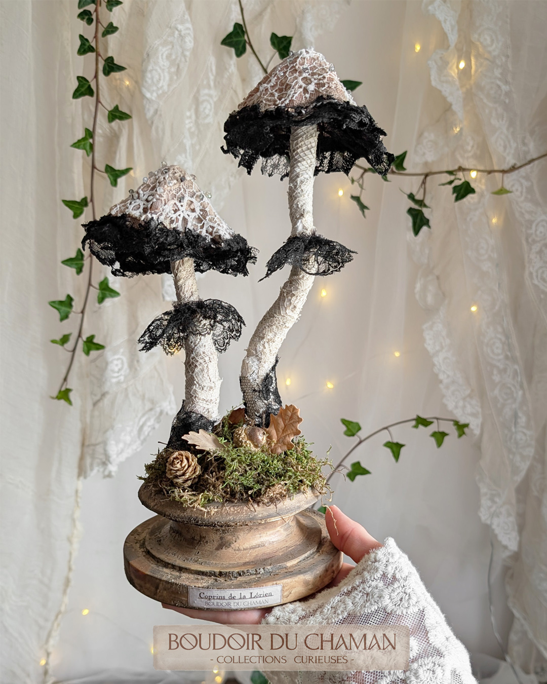 Coprin de la Lorien socle haut (30cm) . sculpture de champignon dentelle ancienne & quartz pied tourné à la main – Image 3