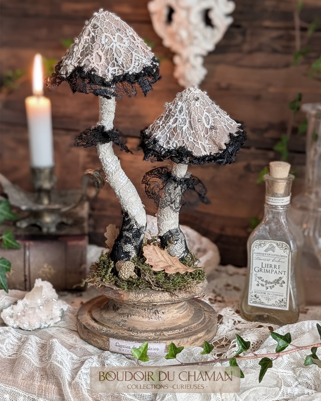 Coprin de la Lorien socle haut (30cm) . sculpture de champignon dentelle ancienne & quartz pied tourné à la main – Image 2