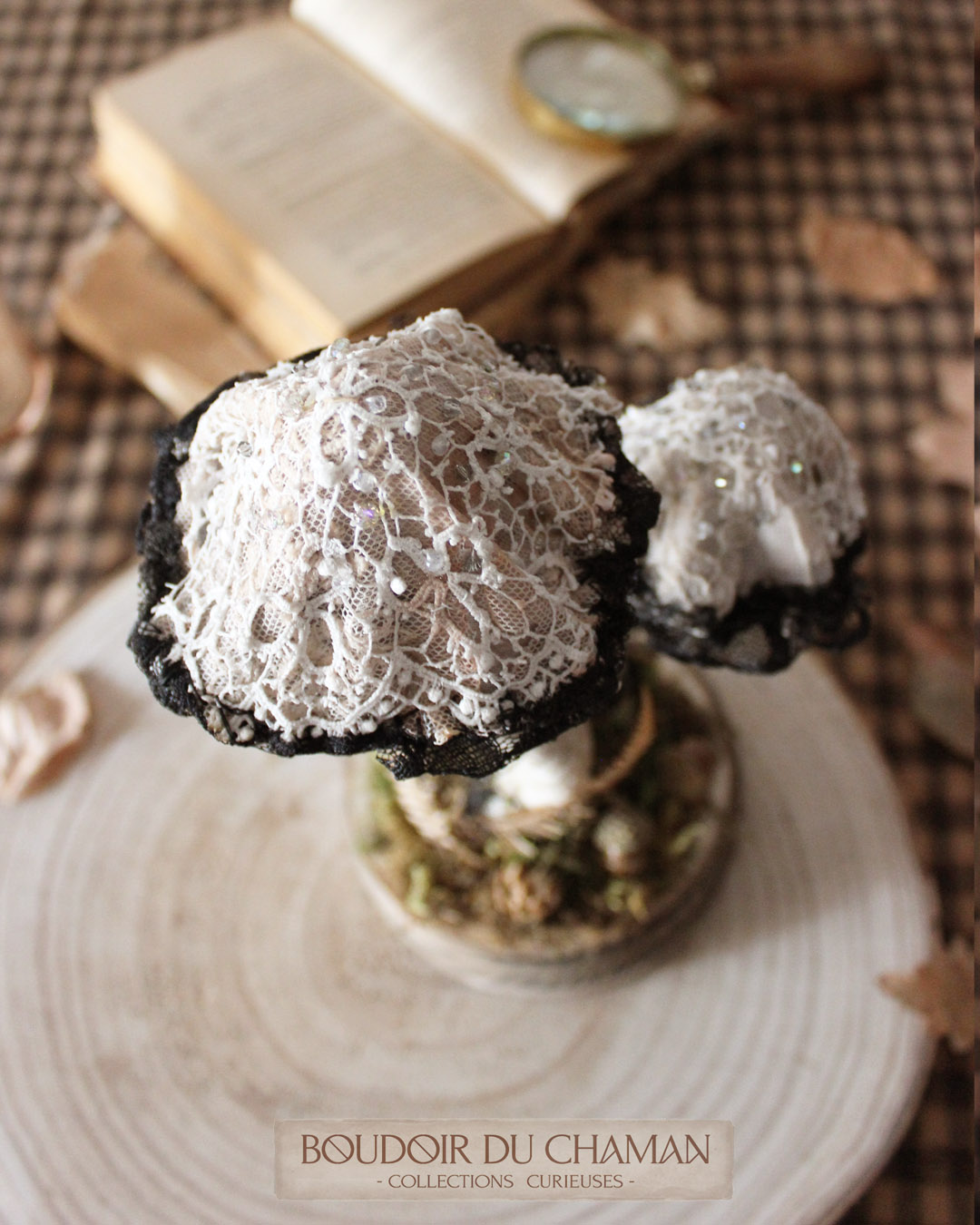 Coprin de la Lorien socle haut (30cm) . sculpture de champignon dentelle ancienne & quartz pied tourné à la main – Image 4