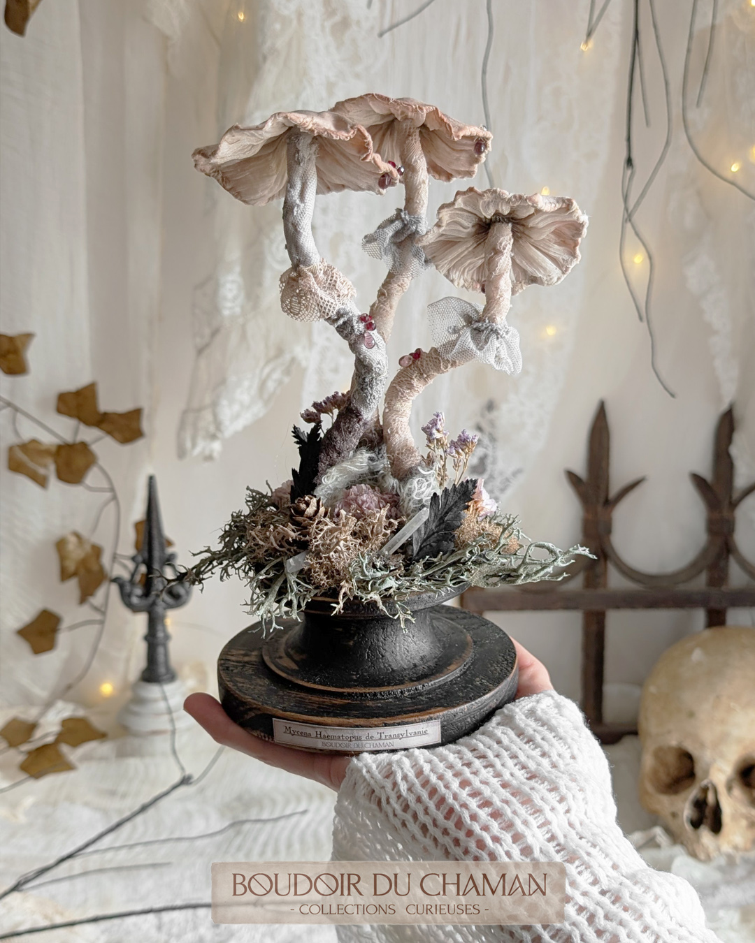 Mycène Hematopus . sculpture de champignon triple sur socle en bois tourné