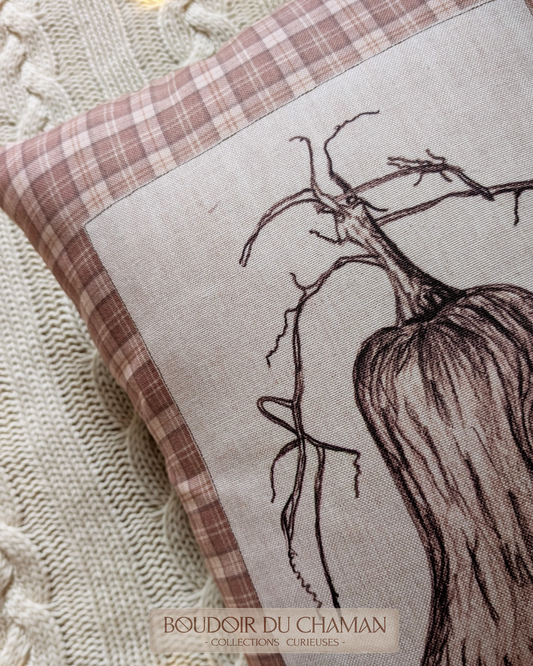 La grande housse de coussin Butternut tartan marron chaud . illustration originale 60X40cm – Image 7