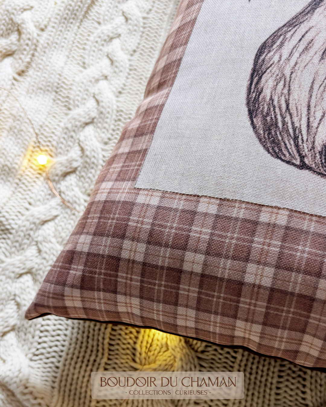 La grande housse de coussin Butternut tartan marron chaud . illustration originale 60X40cm – Image 6