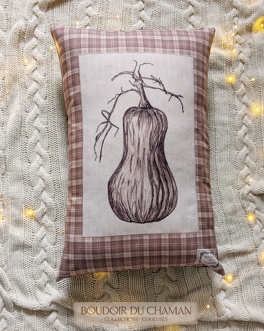 La grande housse de coussin Butternut tartan marron chaud . illustration originale 60X40cm – Image 4