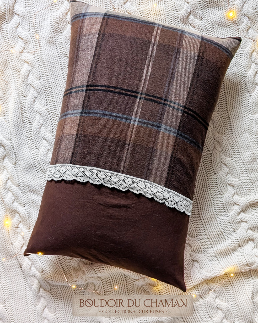 La grande housse de coussin Butternut tartan marron chaud . illustration originale 60X40cm – Image 3