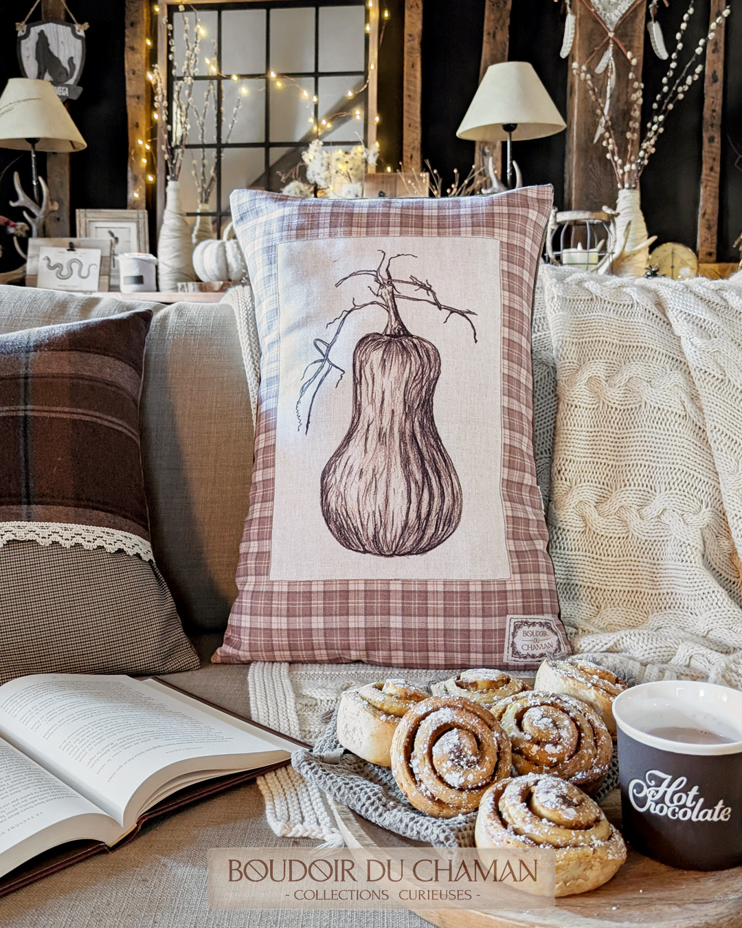 La grande housse de coussin Butternut tartan marron chaud . illustration originale 60X40cm – Image 2