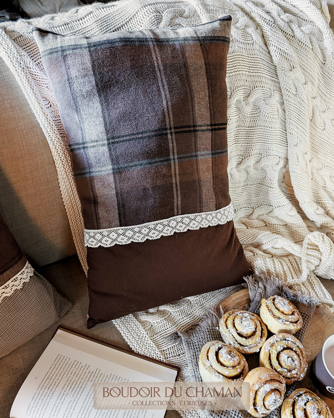 La grande housse de coussin Butternut tartan marron chaud . illustration originale 60X40cm – Image 5