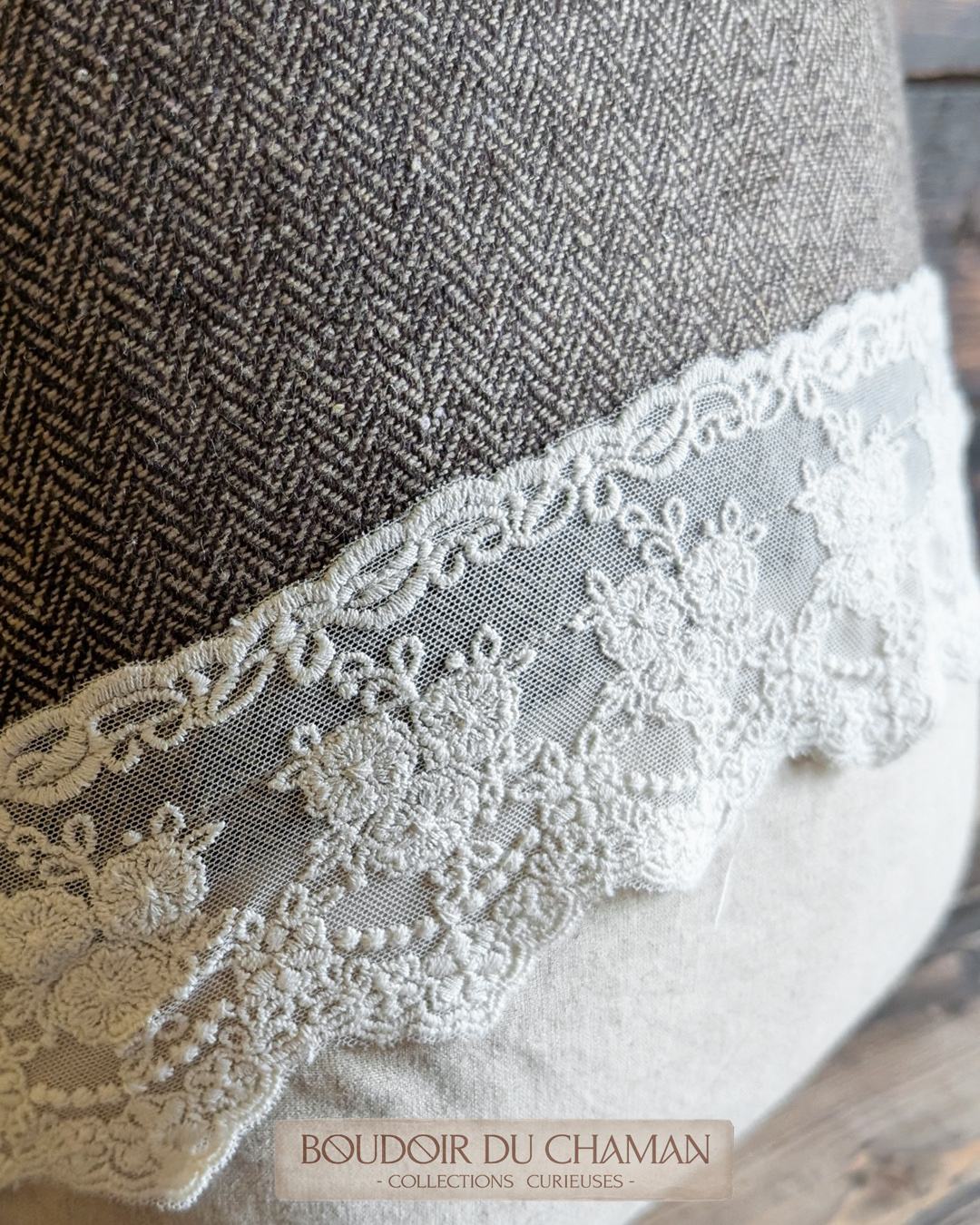 La housse de coussin Citrouille Enchantée Chevron . illustration originale 40X40cm – Image 2