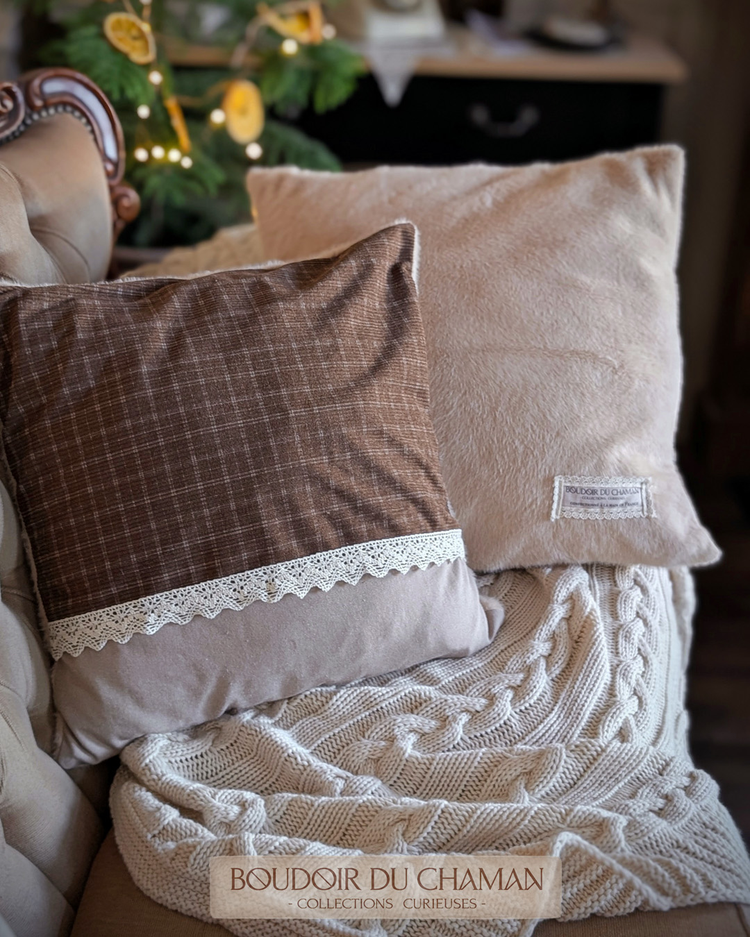 La housse de coussin moelleuse tartan chocolat et fausse fourrure dragée . 50X50cm