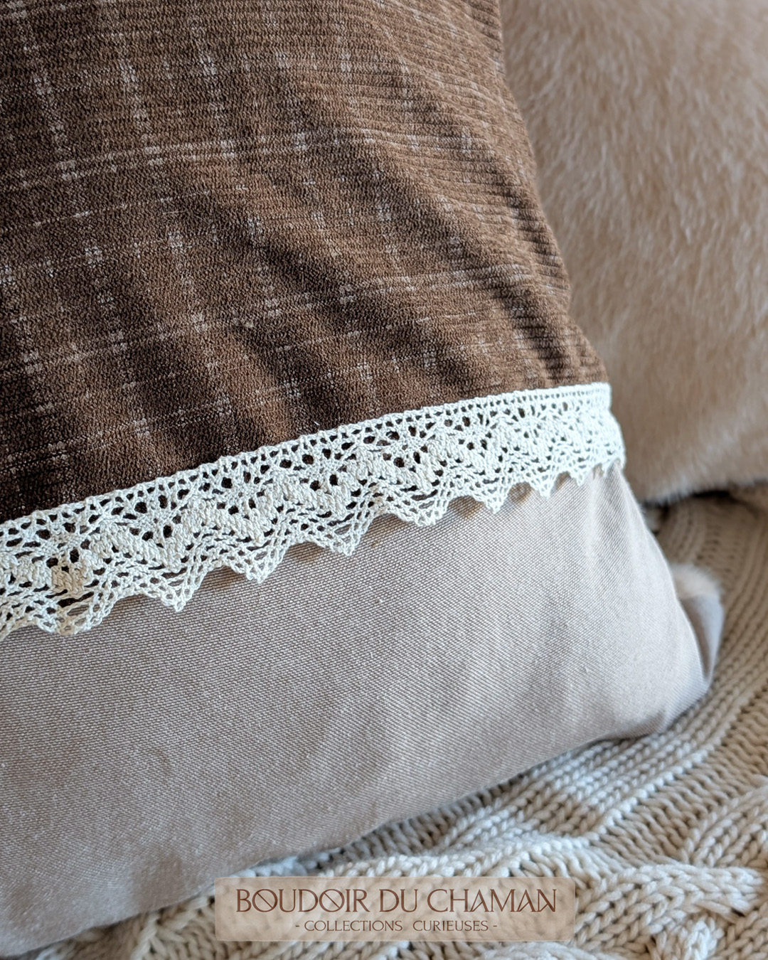 La housse de coussin moelleuse tartan chocolat et fausse fourrure dragée . 50X50cm – Image 2