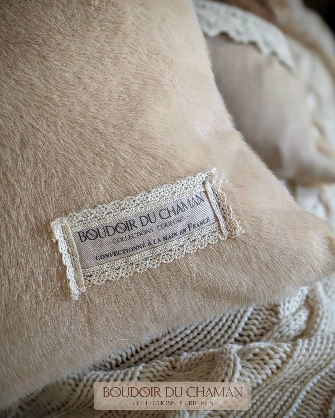 La housse de coussin moelleuse tartan chocolat et fausse fourrure dragée . 50X50cm – Image 5