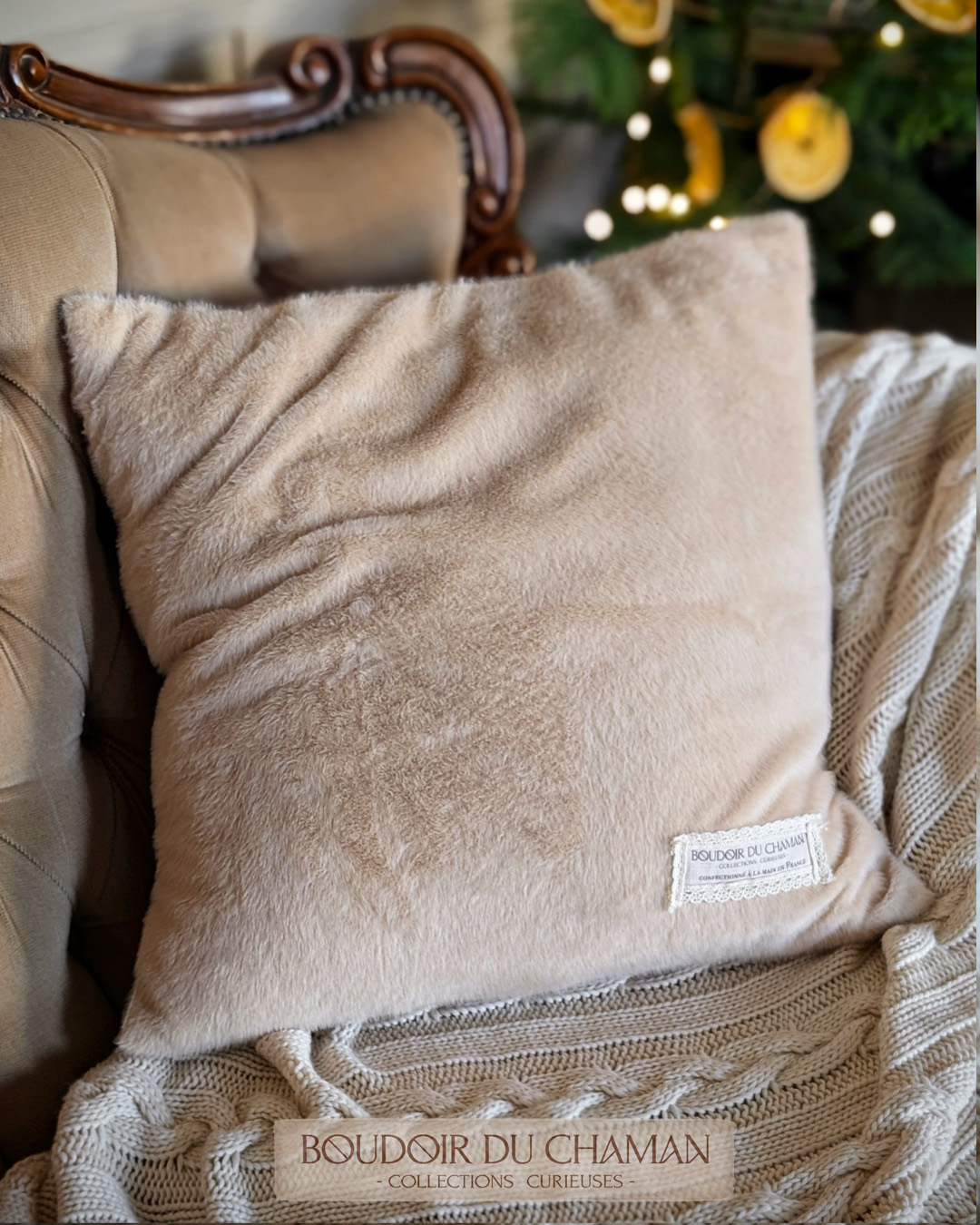 La housse de coussin moelleuse tartan chocolat et fausse fourrure dragée . 50X50cm – Image 3