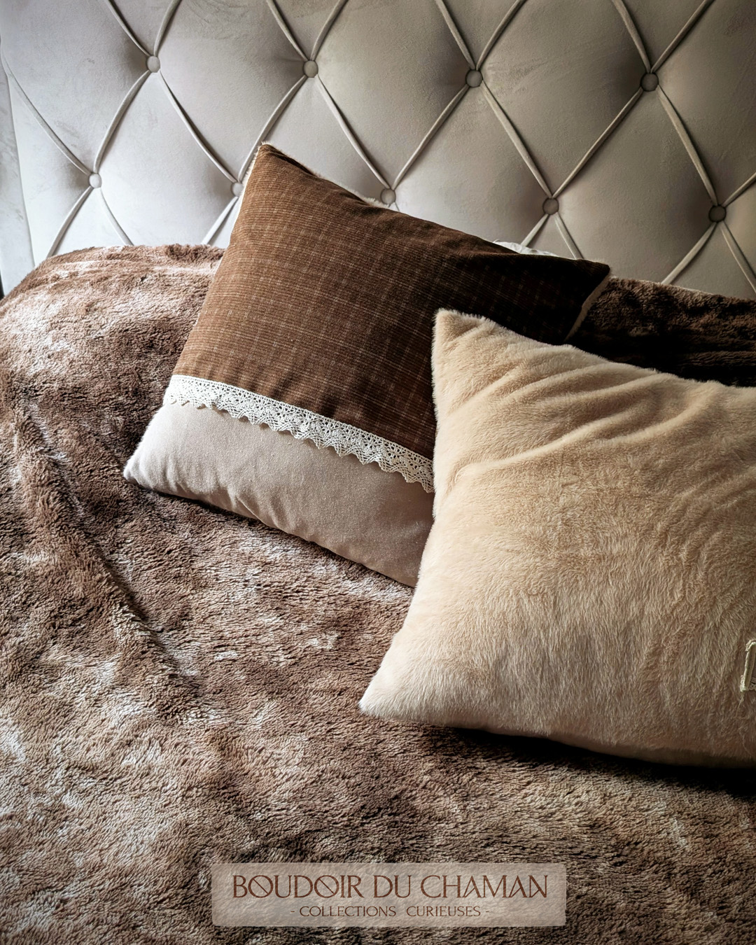 La housse de coussin moelleuse tartan chocolat et fausse fourrure dragée . 50X50cm – Image 4