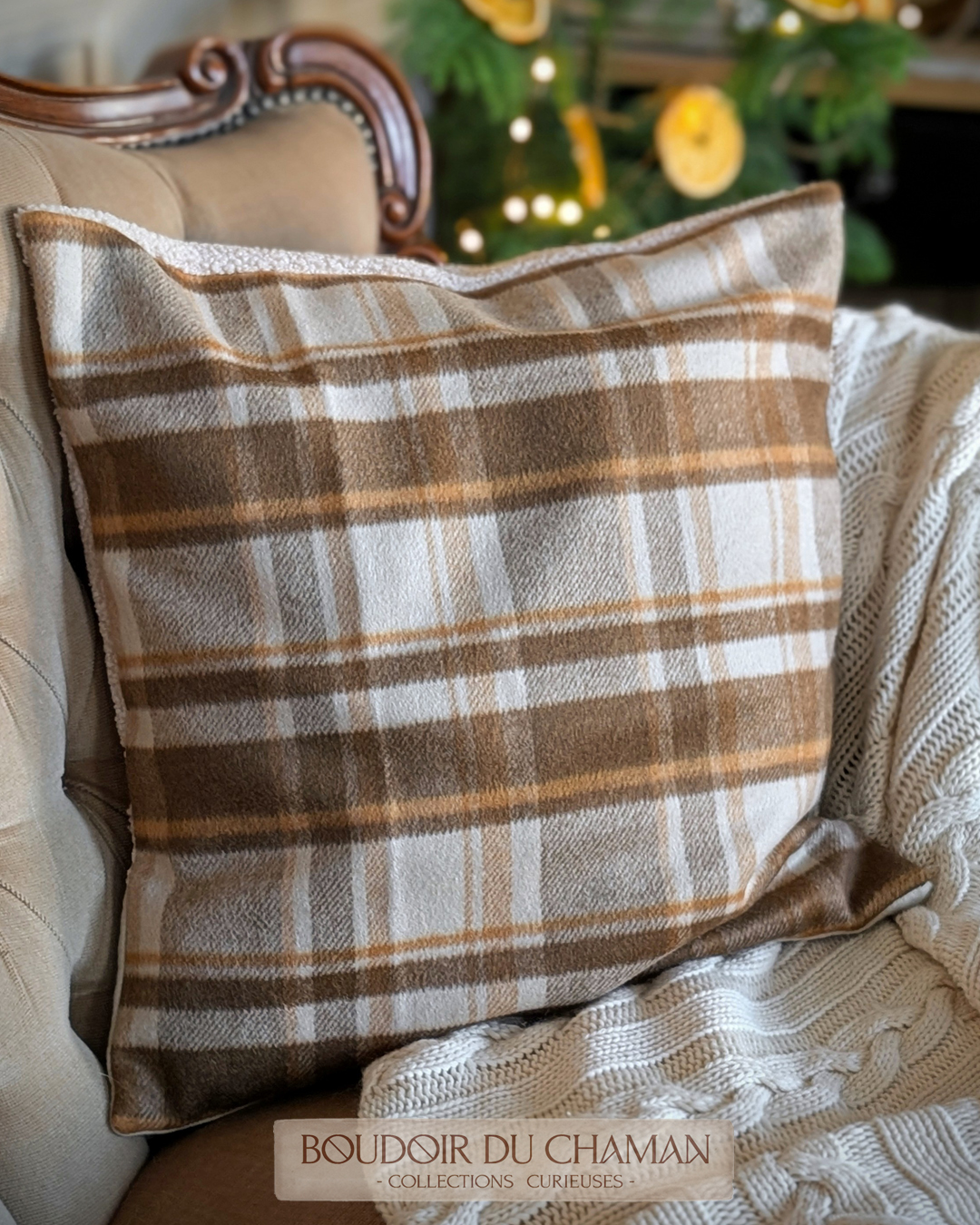 La housse de coussin lainage tartan caramel et dos douillet vanille . 50X50cm