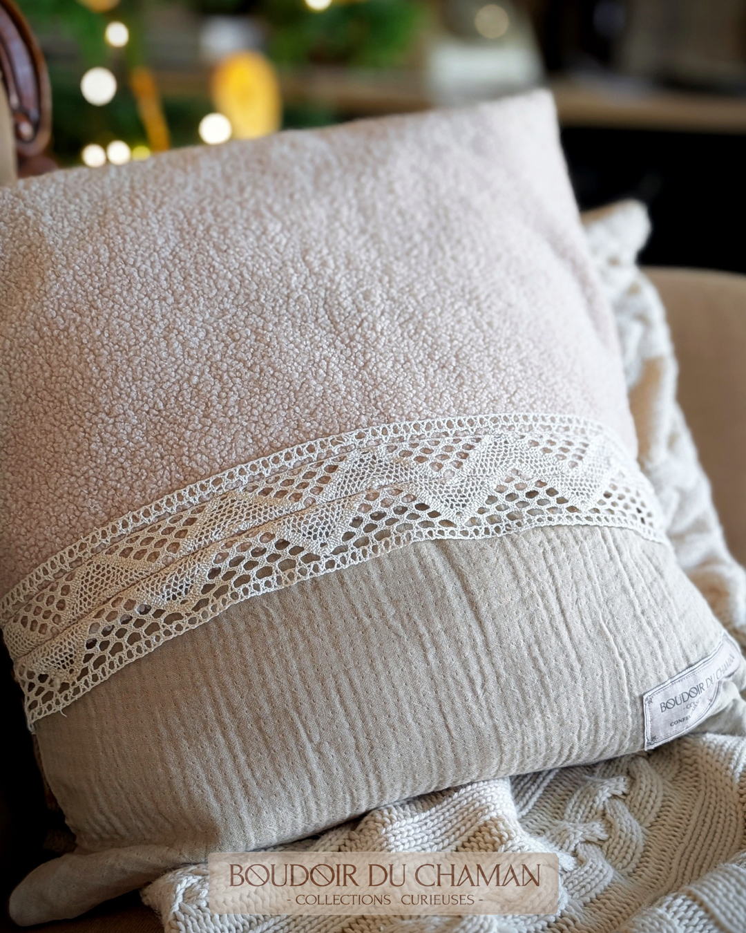 La housse de coussin lainage tartan caramel et dos douillet vanille . 50X50cm – Image 3