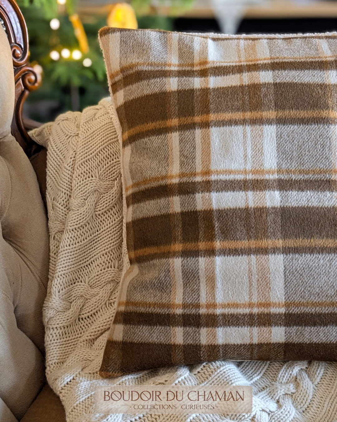 La housse de coussin lainage tartan caramel et dos douillet vanille . 50X50cm – Image 4