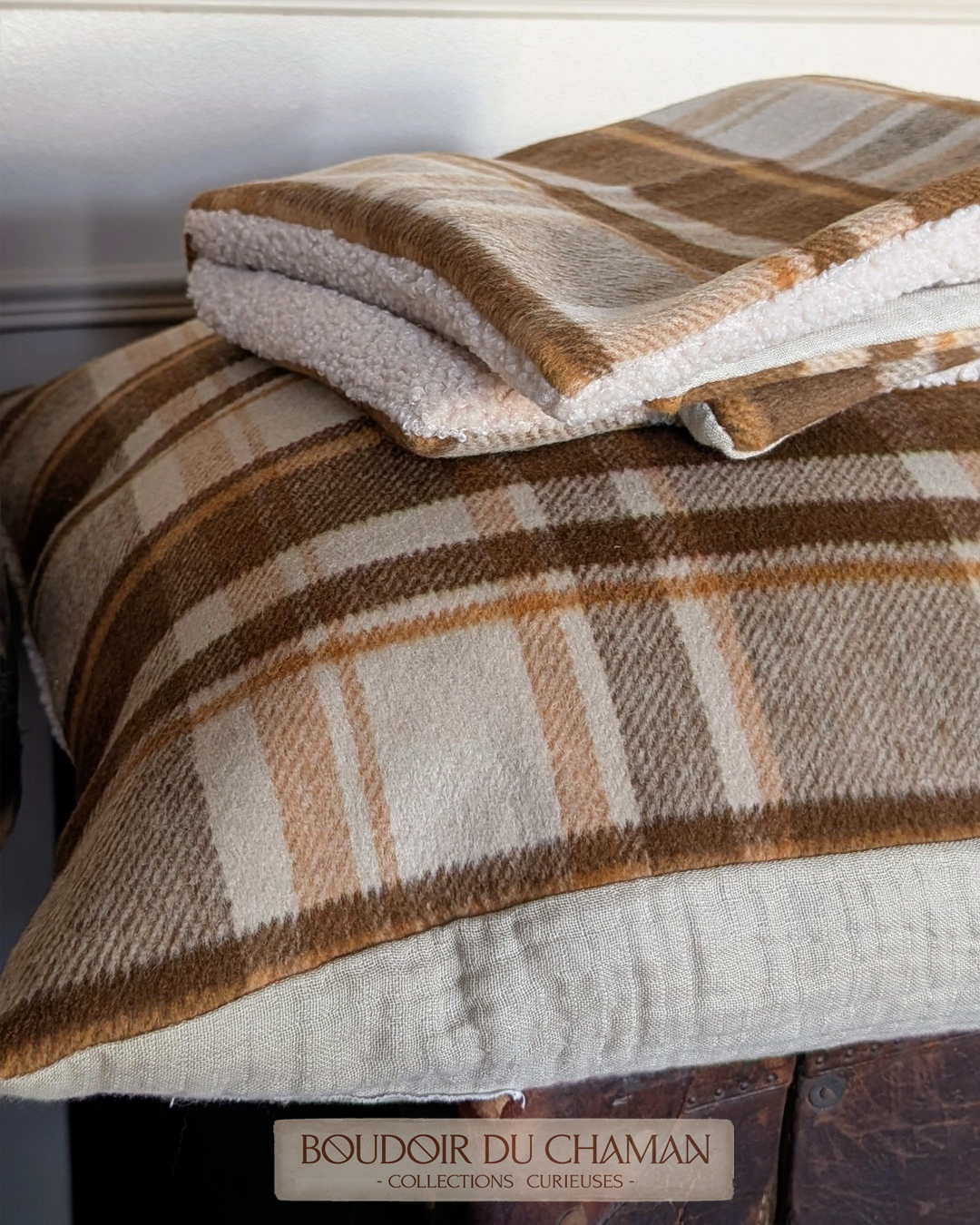 La housse de coussin lainage tartan caramel et dos douillet vanille . 50X50cm – Image 2