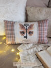 la housse de coussin Clé Ailée tartan moka . 50X30cm illustration originale du Boudoir